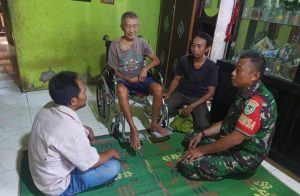 Babinsa Koramil 0602-05/Cipocok Jaya Berikan Bantuan Kursi Roda ke Kakek Makmur