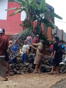 Di Pandeglang, Warga Bangun Beronjong SDN Mangkualam I Secara Swadaya