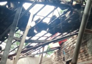Satu Korban Tertimpa Atap, Rumah Warga di Kelurahan Karundang Ambruk