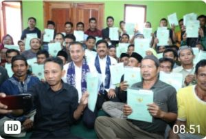 Menteri ATR/Kepala BPN Serahkan Sertipikat Tanah Hunian Tetap Korban Banjir di Bogor