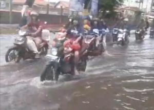 Kelurahan Cimuncang Terendam Banjir, Arus Lalu Lintas  ke Pasar Rau Terganggu