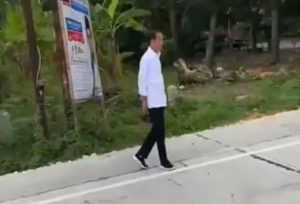 Momen Ban Mobil RI 1 Diduga Bocor di Grobogan, Jokowi Jalan Kaki Sapa Warga
