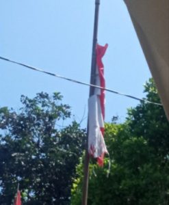 Di Desa Mekar Sari, Bendera Merah Putih Robek dan Tak Layak Masih Dikibarkan