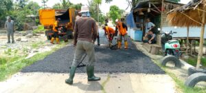 Aktivis Muda Apresiasi Pemeliharaan Jalan  di Desa Cirumpak yang Digarap UPT 6  Kabupaten  Tangerang.