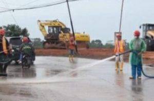 Antisipasi Kecelakaan Lalin, PT. Sino Road And Bridge Grup Siram Jalan Licin