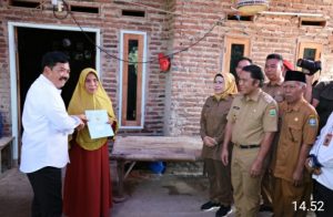 Al Muktabar Dampingi Menteri ATR/BPN Serahkan Sertipikat PTSL ke Warga