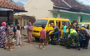 Babinsa Koramil 0602-12/Ciomas Bantu Korban Kecelakaan Lalu Lintas