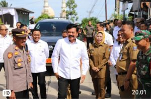 Di Kecamatan Anyar, Menteri Hadi Tjahjanto Bagikan Sertipikat PTSL