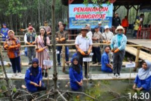 Pj. Gubernur Banten Tanam Mangrove di Teluk Banten