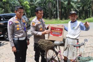 Kapolres Lebak Bagikan Langsung Paket Sembako  Ke Warga Kurang Mampu.