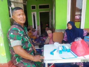 Bersama Bidan Desa, Babinsa Koramil 0602-16/Ciruas Monitoring Kesehatan