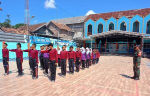 Babinsa Koramil 0602-15/Baros Berikan Motivasi dan Latih Anggota Paskibraka Tingkat Kecamatan