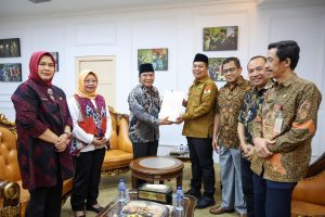 Pj. Gubernur Al Muktabar Serahkan Dokumen KUA PPAS Provinsi Banten Tahun 2025