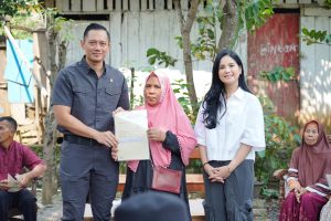 Bukti PTSL Berjalan Baik di Jateng, Menteri AHY Antar Langsung Sertipikat ke Rumah Warga