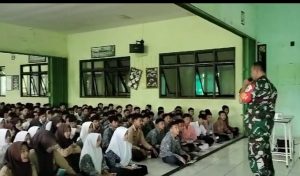 Di SMK PGRI, Babinsa Koramil 0602-01/Kota Serang Berikan Pelatihan PBB dan Nilai Pancasila