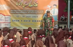 Di SMAN 4 Kota Serang, Babinsa Koramil 0602-02/Kasemen Menginspirasi Generasi Muda Melalui Wawasan Kebangsaan