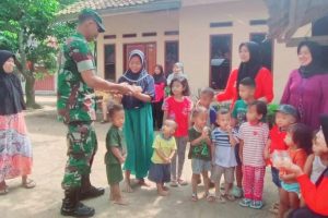 Babinsa Koramil 0602-09/Cikeusal dan Bidan Desa Kolaborasi Tangani Stunting di Desa Sukaraja