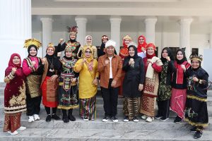 Pj. Gubernur Banten Ajak Generasi Muda Hidup Sehat dan Lestarikan Wastra Nusantara