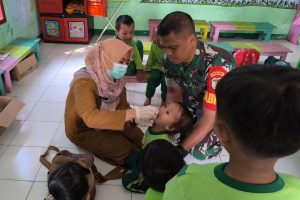 Komitmen TNI Sukseskan PIN Polio, Babinsa Koramil 0602-15/Baros Bergerak Bersama Puskesmas