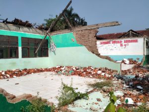 Akibat Ditelantarkan, Tiga Ruang KBM SMPN 2 Cikeusal Ambruk
