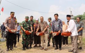 Kodim 0602/Serang Gelar Karya Bakti TNI Bangun.Jembatan dan Pengaspalan Jalan di Kecamatan Taktakan