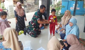 Babinsa Koramil 0602-14/Pabuaran Dampingi Bidan Desa Sindangheula Dalam Program PIN Polio