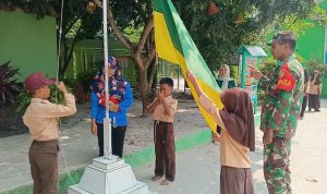 Babinsa Koramil 0602-04/Taktakan Latih Siswa SDN Lialang Tata Cara Pengibaran Bendera
