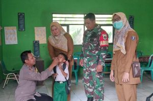 Babinsa Koramil 0602-15/Baros Bersama Bhabinkamtibmas Dukung PIN Polio 2024