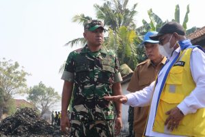 Kodim 0602/Serang Bersama Pemerintah Daerah dan Masyarakat Bersihkan Sampah di Desa Lontar