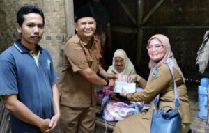 Pemerintah Kecamatan Petir Salurkan Bantuan Bagi Lansia di Desa Seuat