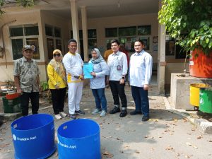 Darurat Sampah di Kecamatan Anyer, PT. Chandra Asri Cilegon Salurkan Bantuan 40 Bak Sampah 