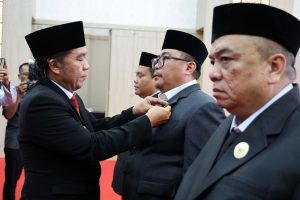 Pj. Gubernur Banten Al Muktabar Lantik Komisioner KI dan BPSK