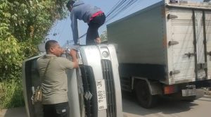 Sertu Andin dan Koptu Ali, Anggota Pendim 0602/Serang Bersama Warga Bantu Evakuasi Mobil Terbalik 