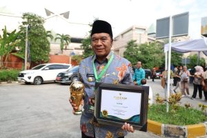 Pj Gubernur Al Muktabar Raih Penghargaan Capaian 99 % UHC Provinsi Banten