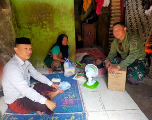 Sertu Susilo Berikan Bantuan Sembako Bagi Disabilitas di Kelurahan Penancangan