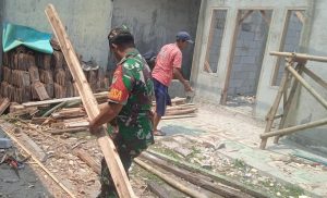 Babinsa Koramil 0602-20/Pamarayan Bantu Rehab Rutilahu di Desa Binaan
