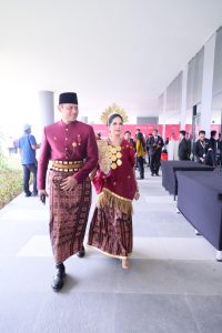 Hadir pada Upacara Penurunan Bendera Negara Sang Merah Putih, Menteri AHY Kenakan Baju Adat Daerah Sulsel
