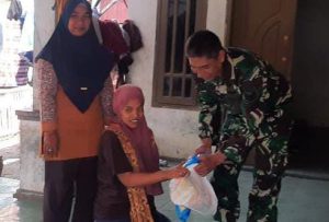 Babinsa Koramil 0602-18/Kragilan Serahkan Bantuan Sembako Untuk Ibu Hamil dan Menyusui