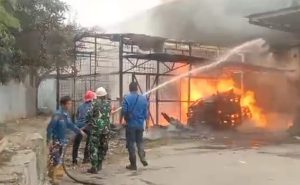 Gudang Valet Transmart Kota Serang Dilalap Si Jago Merah, Serka Arisman  Padamkan Kobaran Api