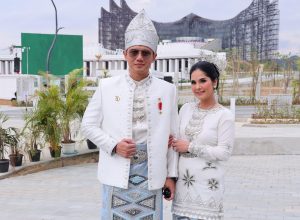 Menteri AHY Kenakan Baamar Galung Pancar Matahari dari Kalteng pada Upacara HUT Kemerdekaan RI Ke-79 