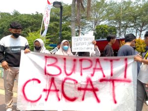 Kritik Kinerja Bupati Serang, Demonstran Protes Sampah di Pelantikan Wakil Rakyat 