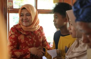 Dialog Dengan Ketua DWP Banten Tine Al Muktabar, Lansia Ucap “Very Happy”