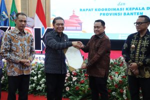 Kakanwil BPN Banten Serahkan Sertipikat Elektronik Situ Cihuni