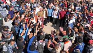 Serahkan Sertipikat Tanah kepada Masyarakat Eks Tim Tim di NTT, Menteri AHY Kenang Pernah Sekolah di Dili