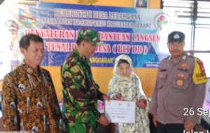 Babinsa Koramil 0602-06/Kramatwatu Dampingi Penyaluran BLTDD Lebakwana