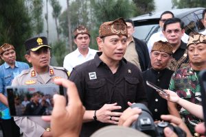 Serahkan Sertipikat Tanah Elektronik di Taman Nasional Bromo, AHY Harapkan UMKM Pariwisata Berkembang