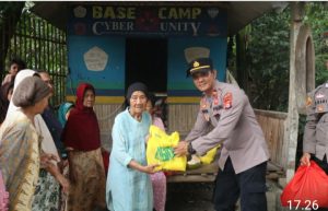 Peduli Sesama, Polres Lebak Bagikan Bansos ke Warga Kampung Ciparay