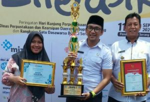 Lomba Perpustakaan, Pemerintah Desa Petir Raih Juara Pertama Perpustakaan Digital