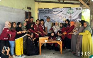 Tingkatkan Produktifitas, Mahasiswa KKM 23 UNIBA Ajak KWT Desa Cisait Olah Singkong Jadi Opak