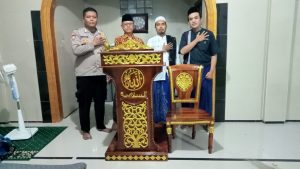Polsek Jawilan Salurkan Bantuan Satu Set Mimbar Khutbah ke Masjid Assalamiyah Desa Cemplang